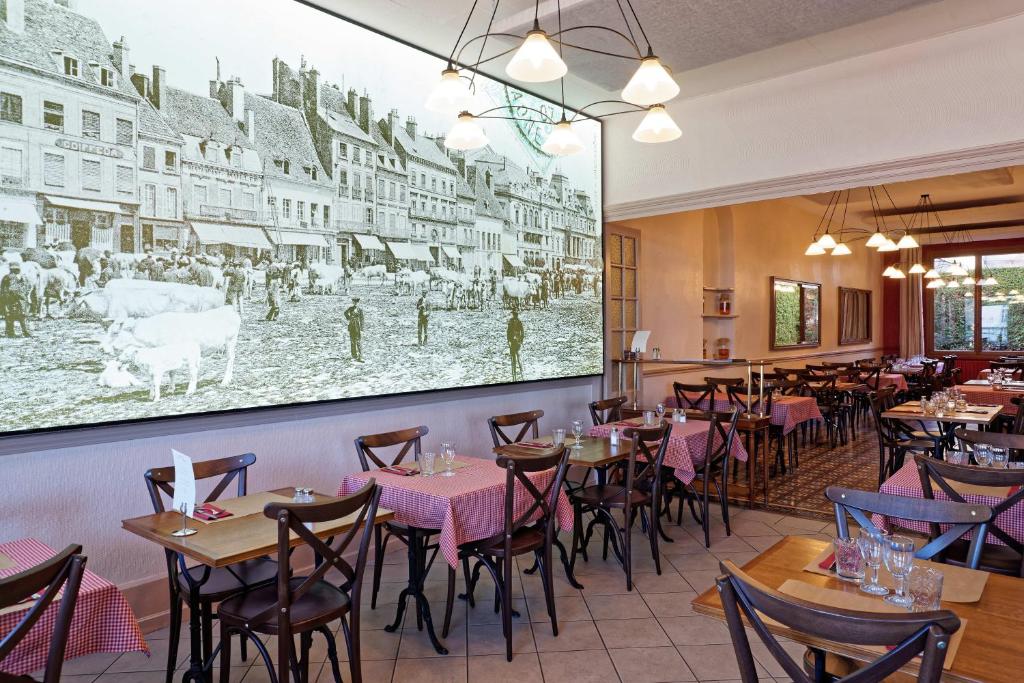 Restaurace v ubytování Contact Hôtel du Commerce et son restaurant Côte à Côte