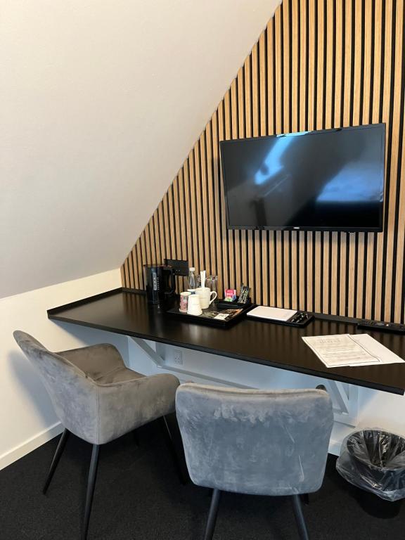 TV a/nebo společenská místnost v ubytování VISIONHOUSE Hotel