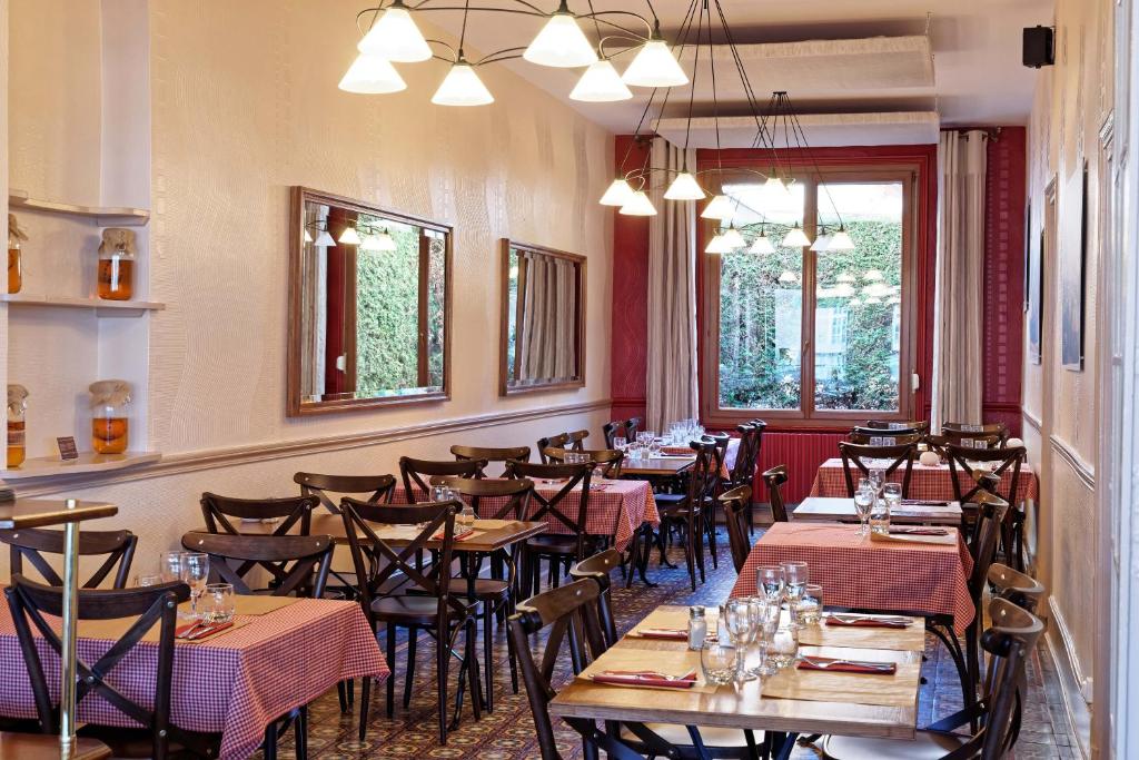 Restaurace v ubytování Contact Hôtel du Commerce et son restaurant Côte à Côte