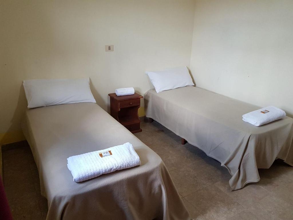 dos camas sentadas una al lado de la otra en una habitación en Cabañas Torres Del Sol en Santa María