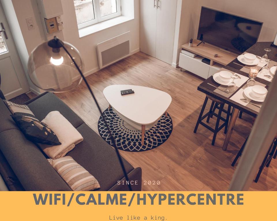 - un salon avec un canapé et une table dans l'établissement LeBeauBrun_ HyperCentre_ Duplex, à Amboise