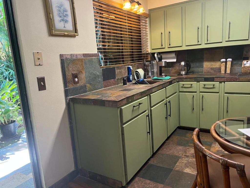 Cucina o angolo cottura di Maui What a Wonderful World Bed & Breakfast