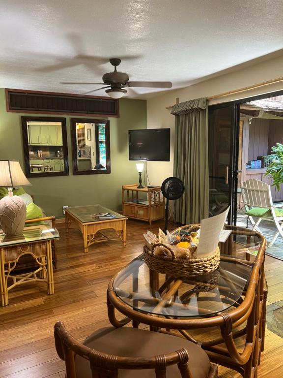 TV o dispositivi per l'intrattenimento presso Maui What a Wonderful World Bed & Breakfast