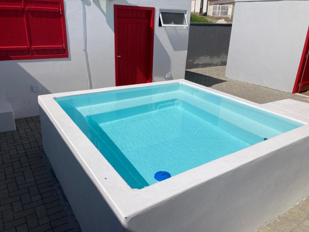 a bath tub with blue water inside of it at Pequena Mykonos in Penha