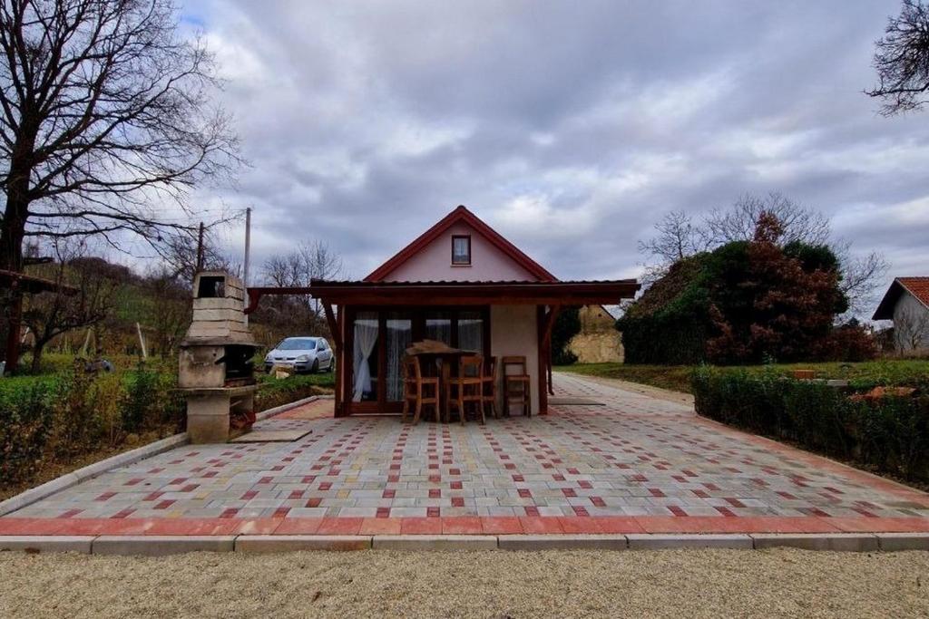 Cette petite maison dispose d'un toit rouge et d'une terrasse. dans l'établissement Holiday house with a parking space Sveti Ivan Zelina, Prigorje - 20725, à Sveti Ivan Zelina