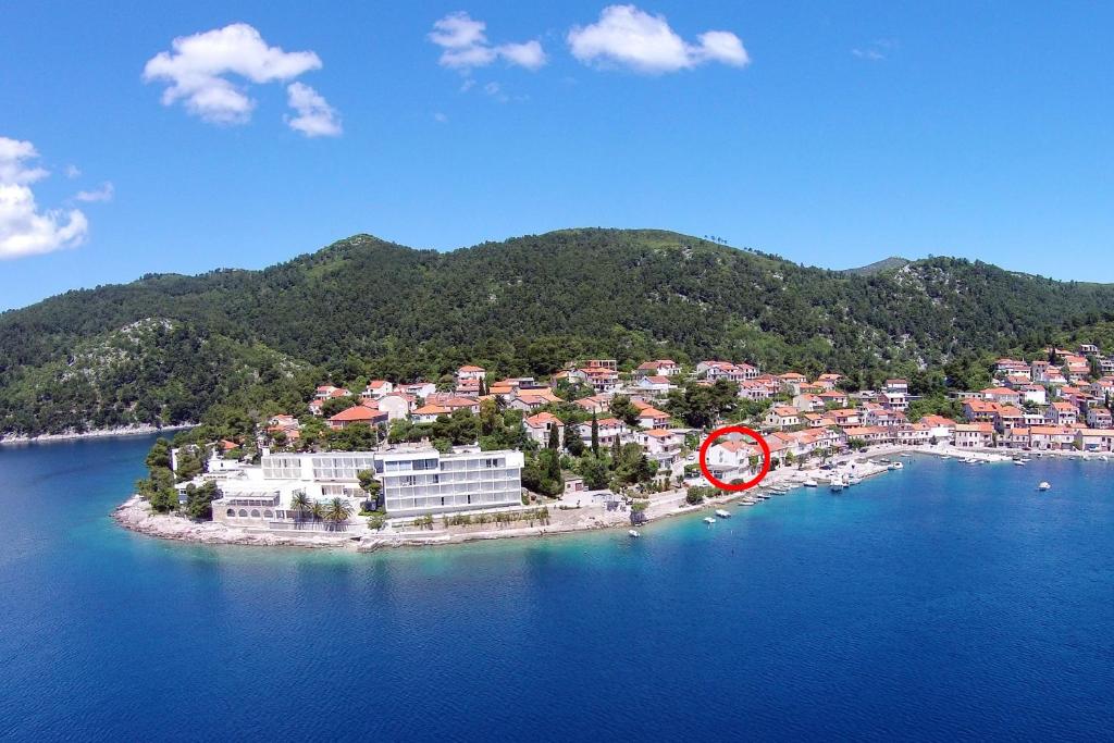 uma ilha na água com um círculo vermelho sobre ela em Apartments by the sea Brna, Korcula - 20827 em Smokvica