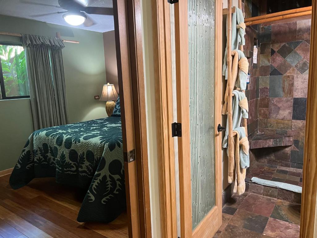Letto o letti in una camera di Maui What a Wonderful World Bed & Breakfast