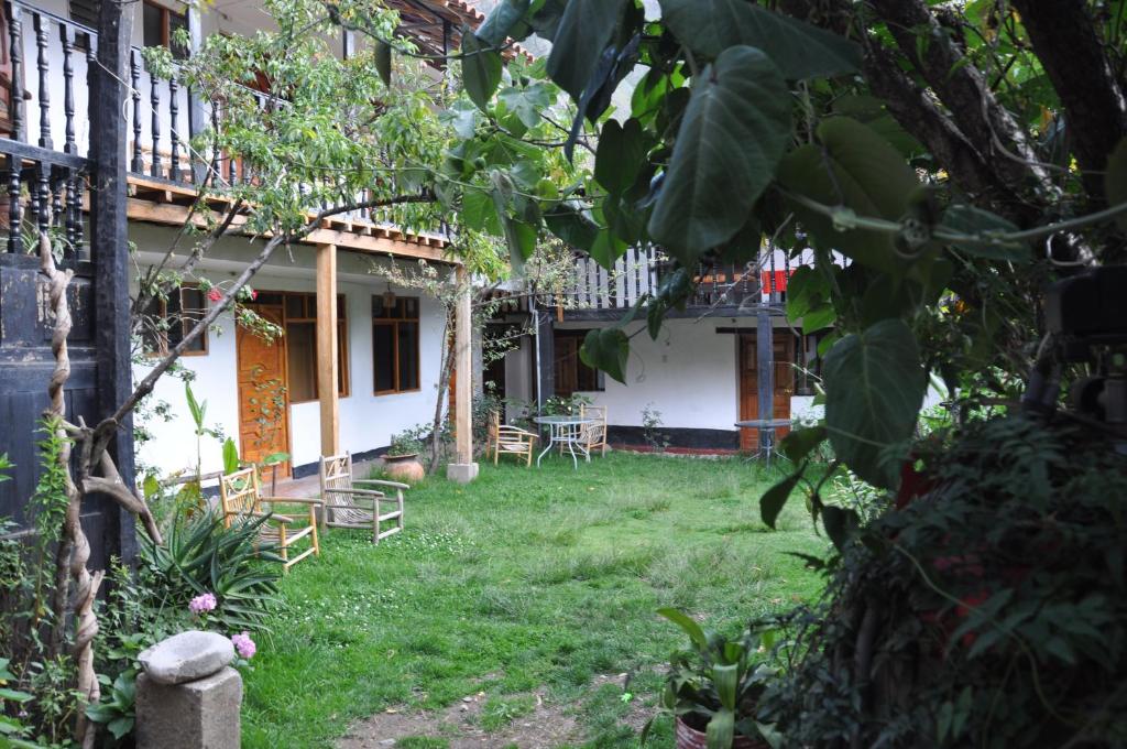 una casa con un patio delante de ella en Las Orquideas Ollantaytambo, en Ollantaytambo