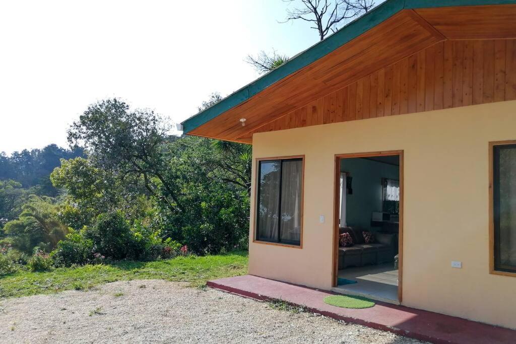 Casa pequeña con techo de madera y patio en Casa Beli, en Monteverde