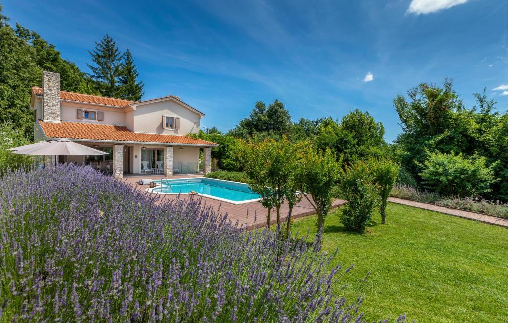 a villa with a garden and a swimming pool at Lovely Home In Snasici With Sauna in Mali Turini