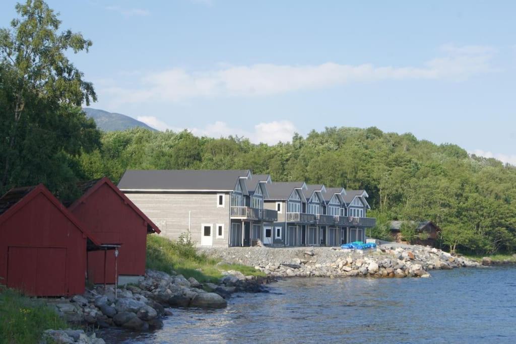 una casa en la orilla de un cuerpo de agua en Helt ny rorbu på Slyngstad i Ålesund Kommune en Ålesund