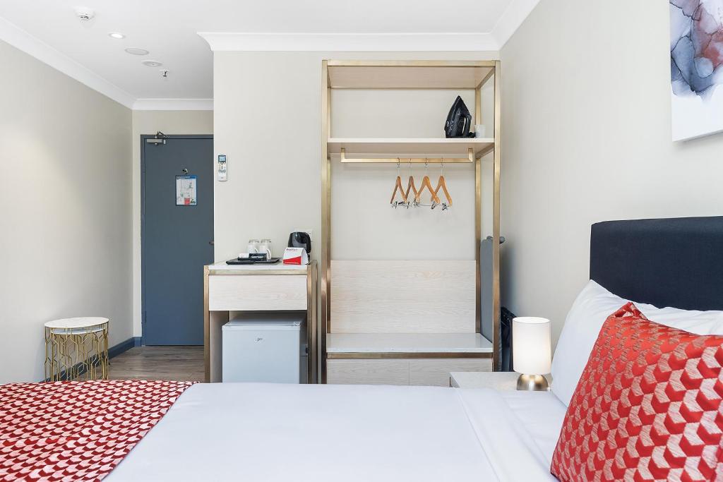 Postel nebo postele na pokoji v ubytování BreakFree on Broadway Sydney, an Accor Hotel