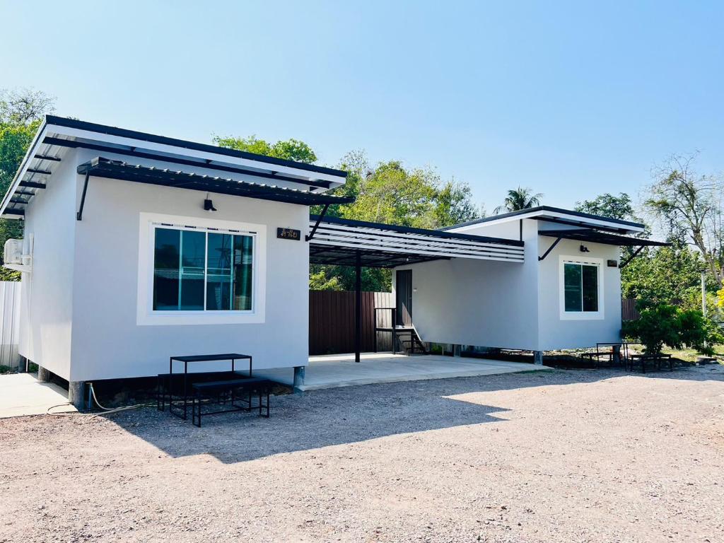 Baan Ruay Suk Resort, Lopburi - Habitación Triple Estándar
