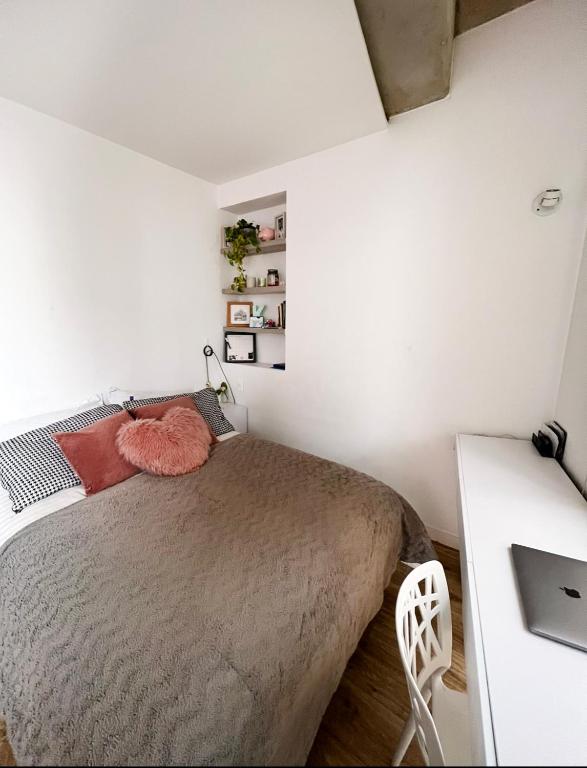 1 dormitorio con 1 cama grande y escritorio blanco en Hermoso Apartamento en el Mejor Barrio de Bogotá, en Bogotá