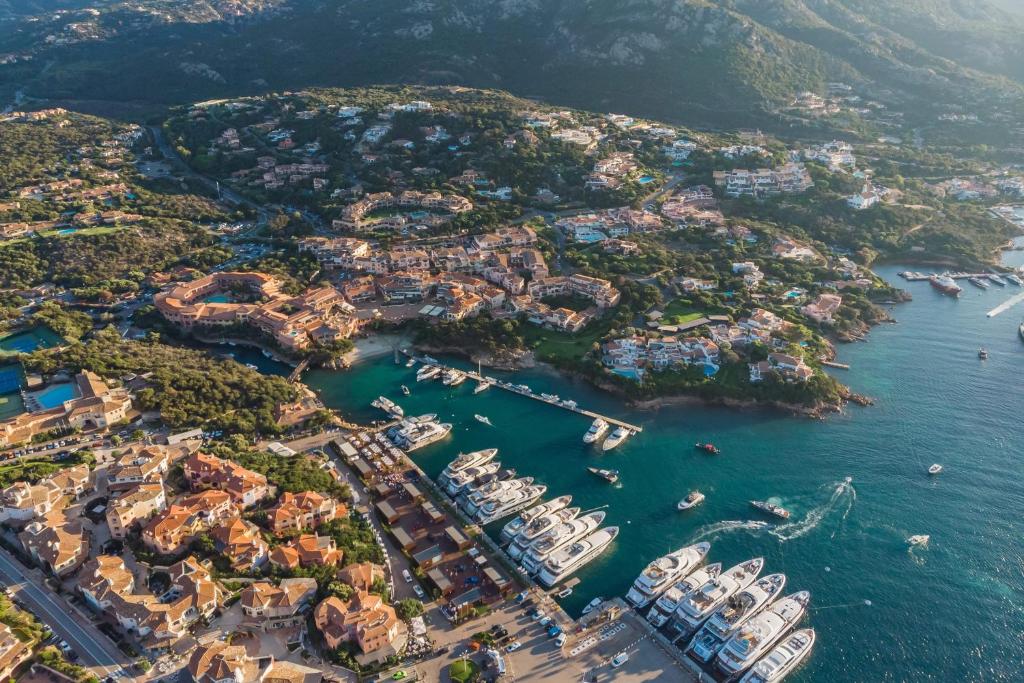 eine Luftansicht eines Hafens mit Booten im Wasser in der Unterkunft Cervo Hotel,Costa Smeralda Resort in Porto Cervo