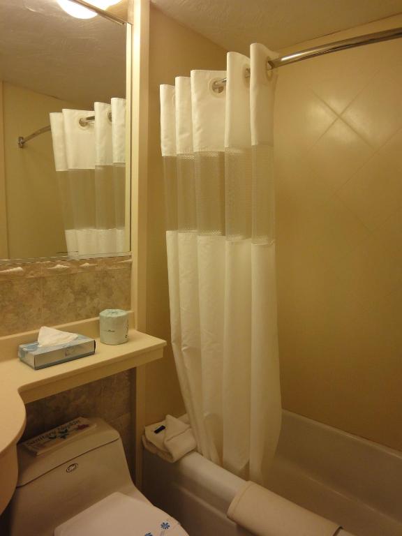 Koupelna v ubytování Hyannis Travel Inn