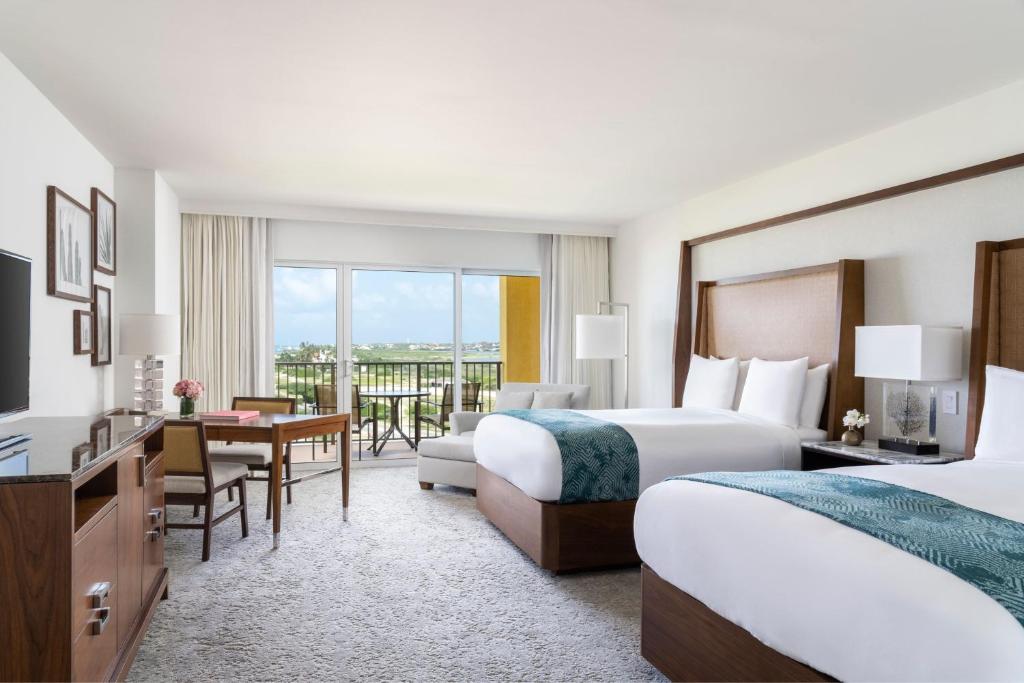 Cama ou camas em um quarto em The Ritz-Carlton, Aruba