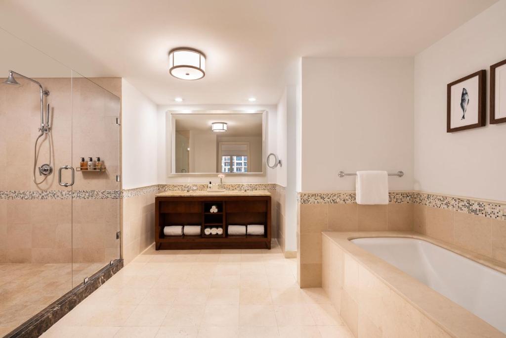 Um banheiro em The Ritz-Carlton, Aruba