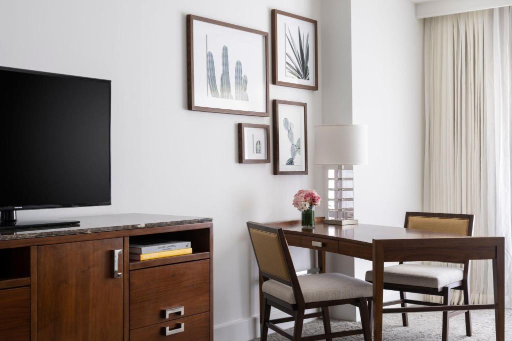 Uma TV ou centro de entretenimento em The Ritz-Carlton, Aruba