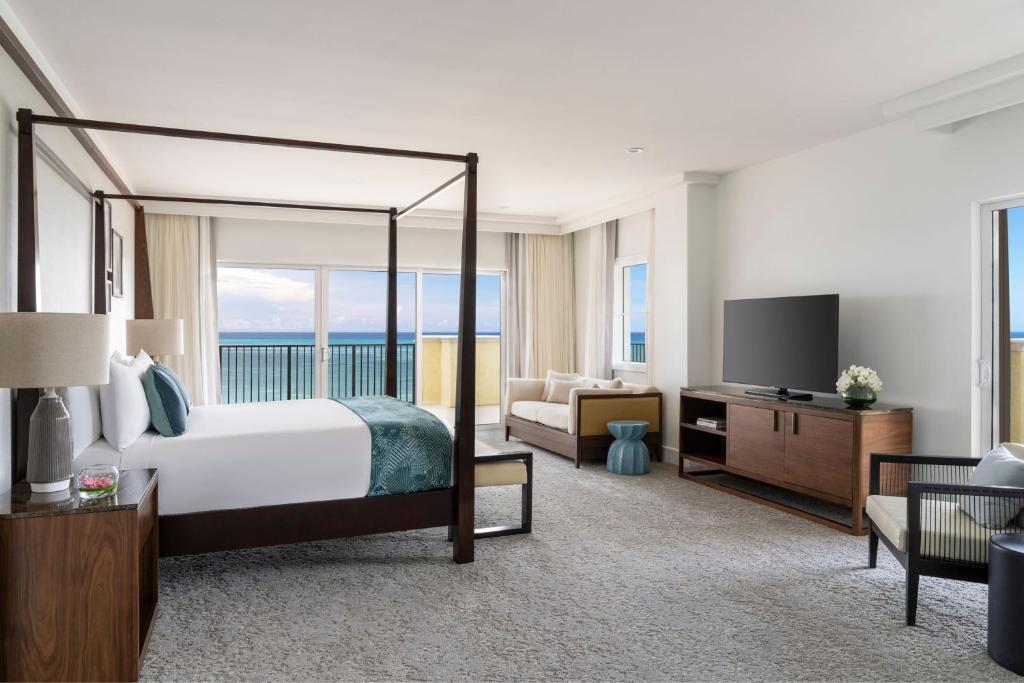 Cama ou camas em um quarto em The Ritz-Carlton, Aruba