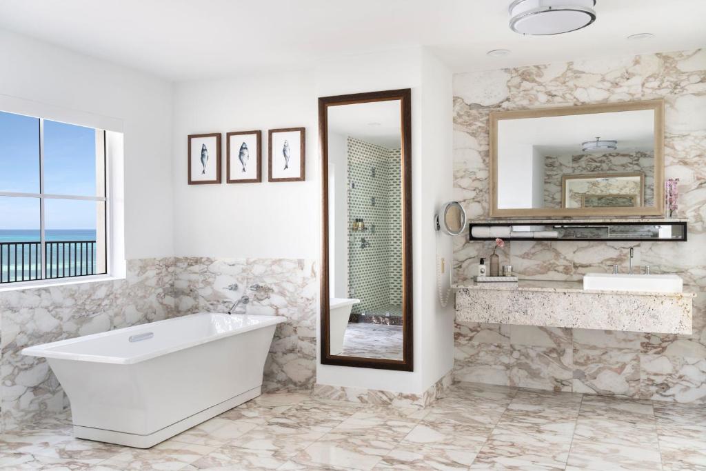 Um banheiro em The Ritz-Carlton, Aruba