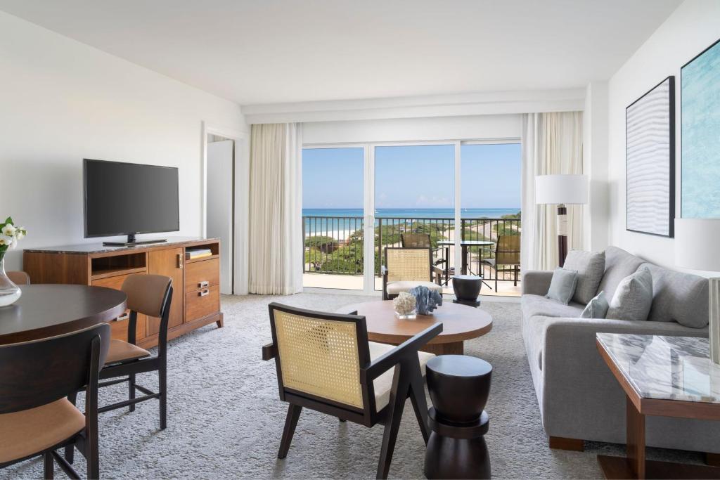 Uma TV ou centro de entretenimento em The Ritz-Carlton, Aruba