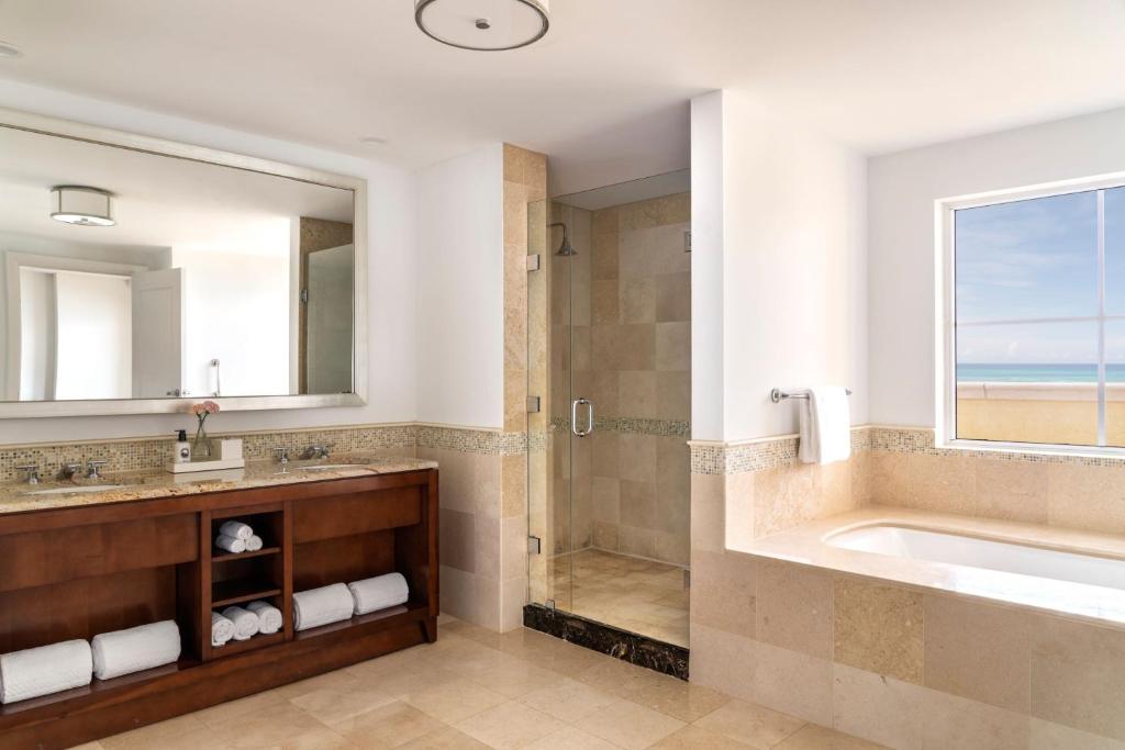 Um banheiro em The Ritz-Carlton, Aruba