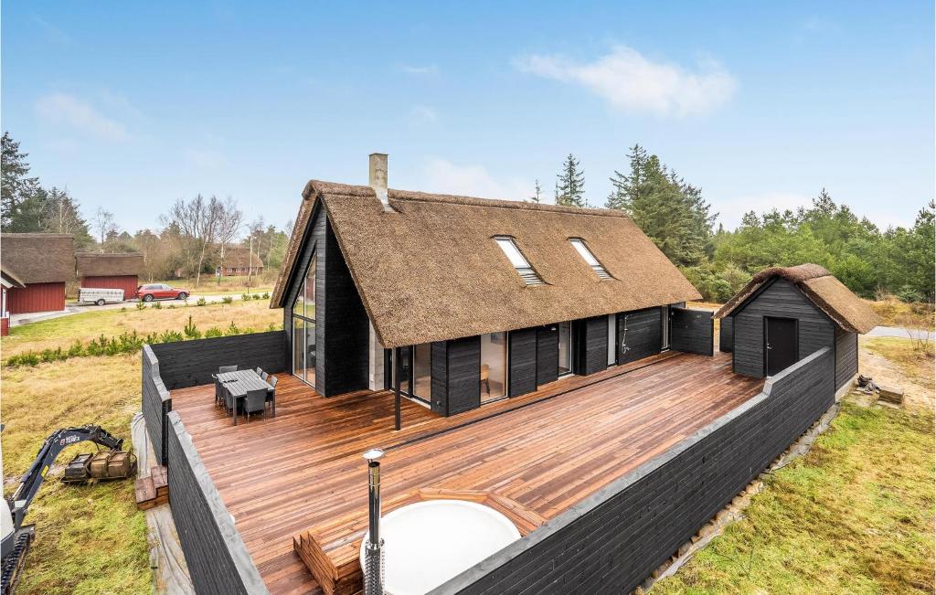 una casa con una gran terraza de madera en el patio trasero en 3 Bedroom Nice Home In Rm, en Kongsmark