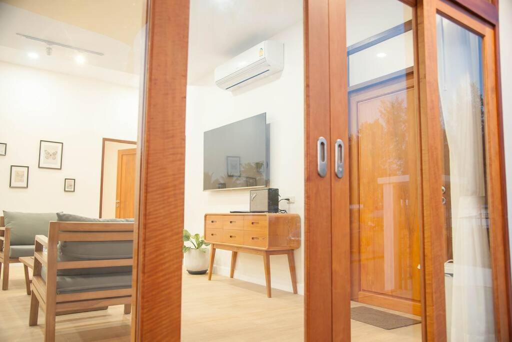 TV a/nebo společenská místnost v ubytování Chao Sam Ran Pool Villa Phetchaburi หาดเจ้าสำราญ เพชรบุรี ราคาสำหรับ 8 ท่าน