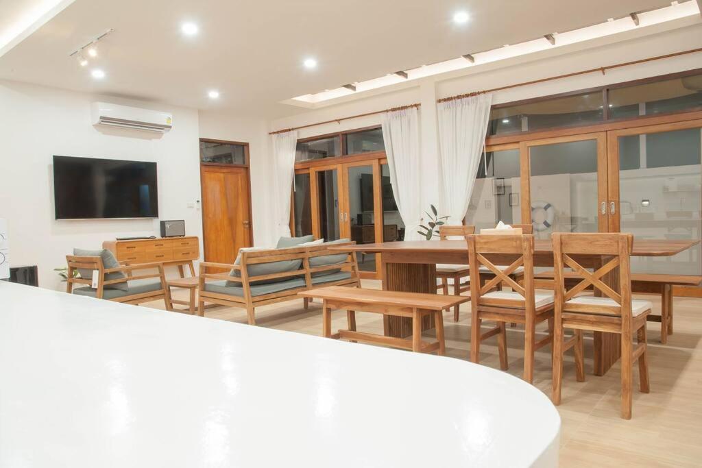 TV a/nebo společenská místnost v ubytování Chao Sam Ran Pool Villa Phetchaburi หาดเจ้าสำราญ เพชรบุรี ราคาสำหรับ 8 ท่าน