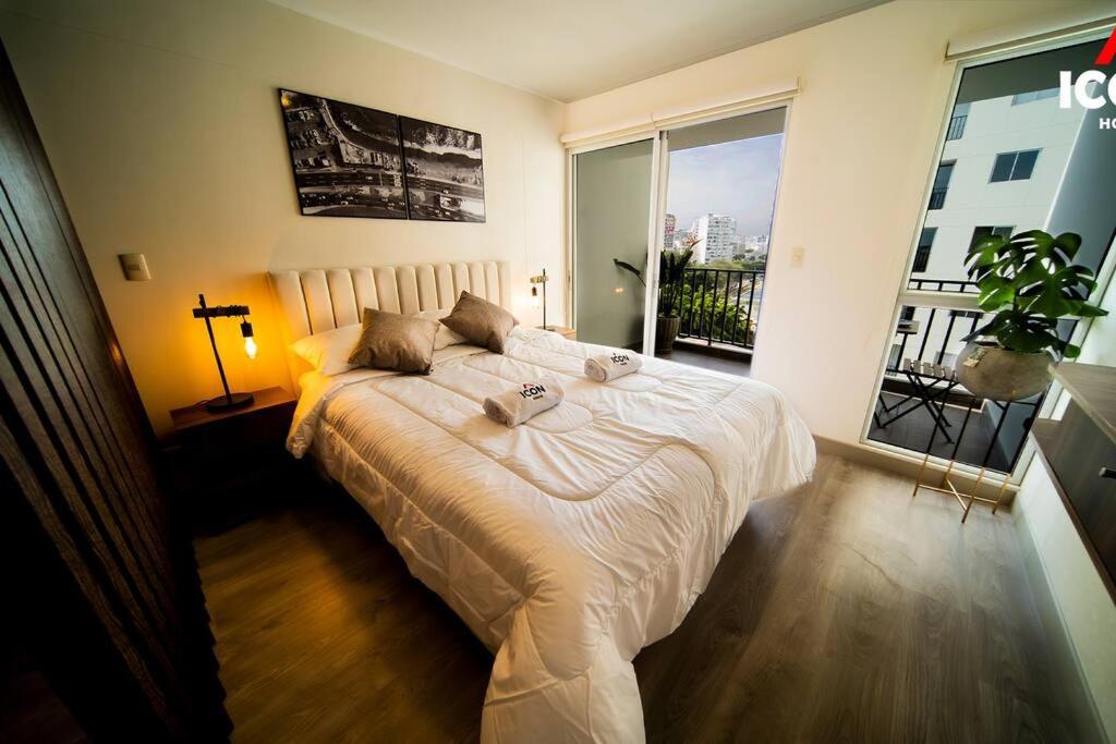 een slaapkamer met een groot wit bed en een raam bij Modern 1BR Studio in Barranco in Lima