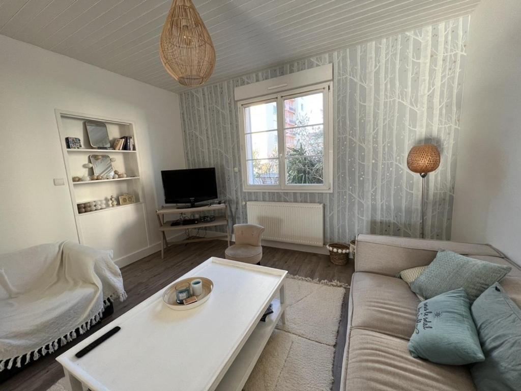 Televízia a/alebo spoločenská miestnosť v ubytovaní Maison familiale avec piscine chauffée, proche commerces et plage - FR-1-485-146