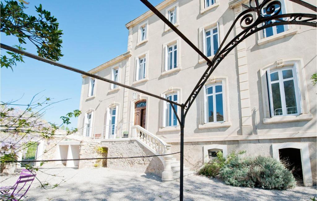 una imagen de una casa con un edificio en Amazing Home In Canet With Private Swimming Pool, Can Be Inside Or Outside, en Canet d'Aude