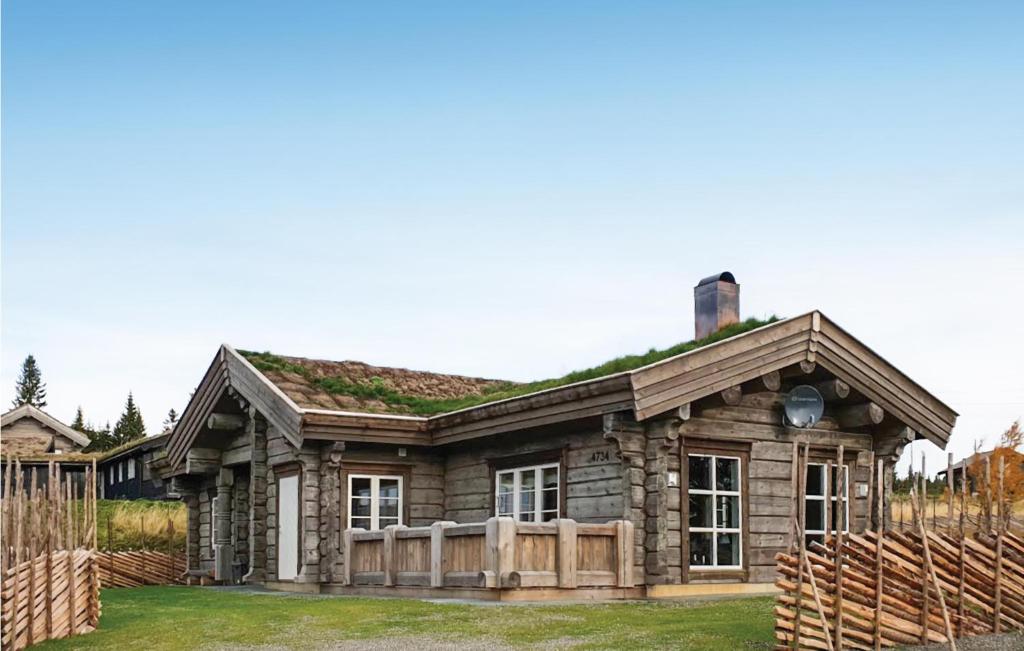 SjusjøenにあるNice Home In Sjusjen With 3 Bedrooms, Sauna And Internetの丸太小屋
