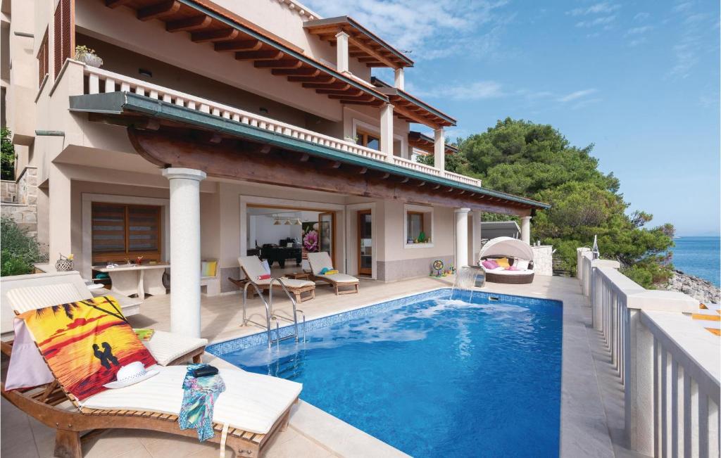 Villa con piscina frente a una casa en Amazing Home In Prizba With House Sea View, en Prizba