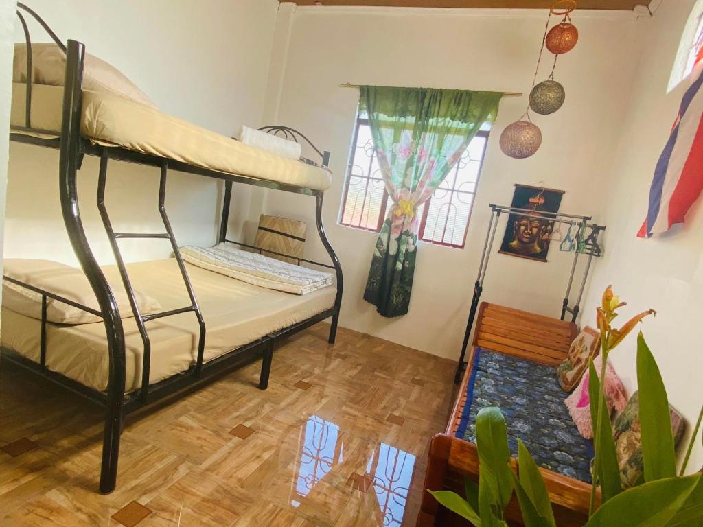 Двухъярусная кровать или двухъярусные кровати в номере Eastdee Homestay By Jaya
