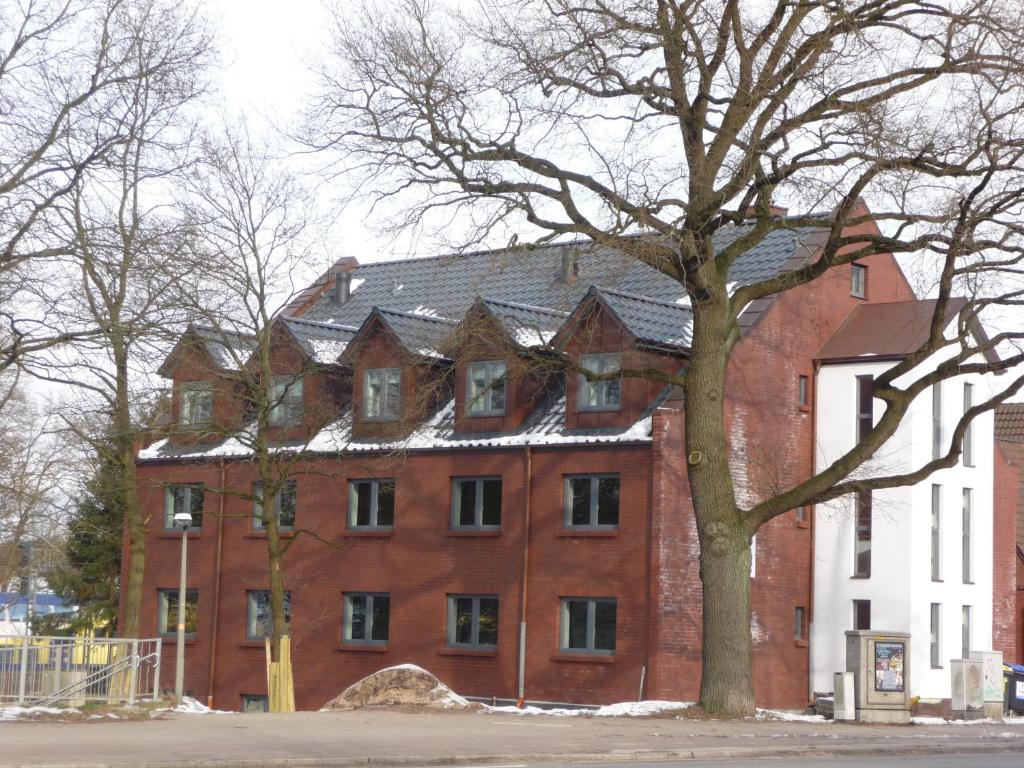 ハンブルクにあるHansehusの黒屋根の大きな赤レンガ造り