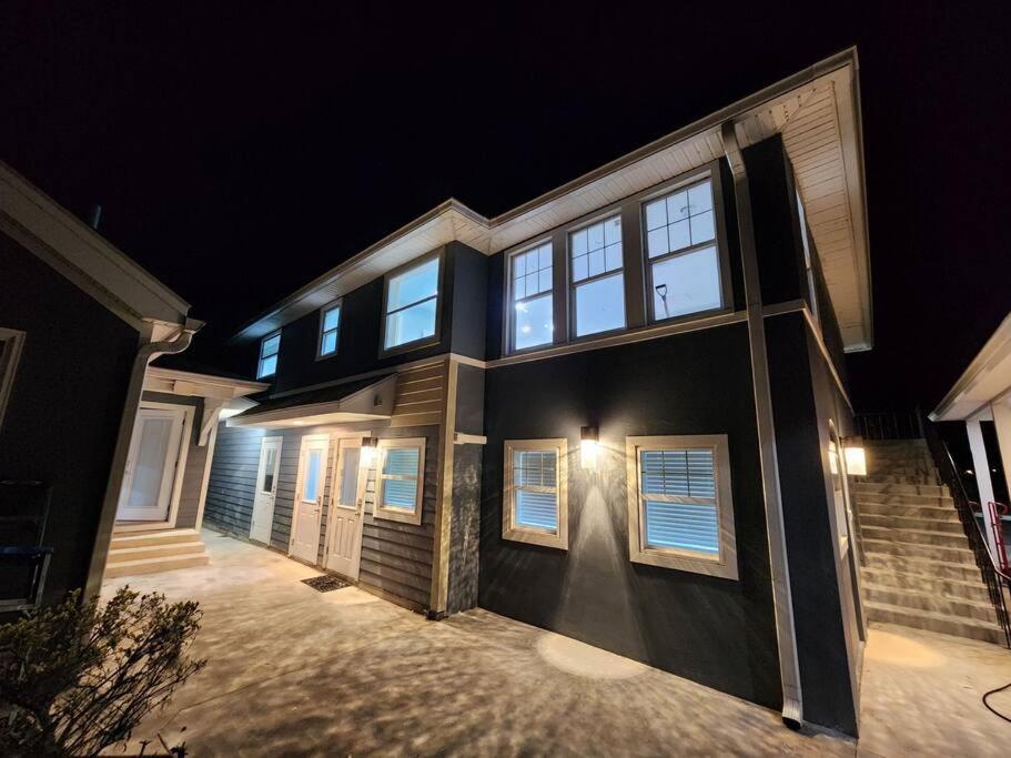 une maison avec des lumières sur son côté la nuit dans l'établissement Paradise on Lake Harris Apt #101, à Leesburg