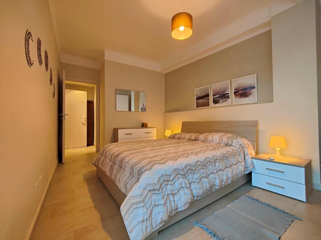 1 dormitorio con 1 cama con cómoda azul y mesita de noche en Roma 202 by Tempovacanza, en Laigueglia