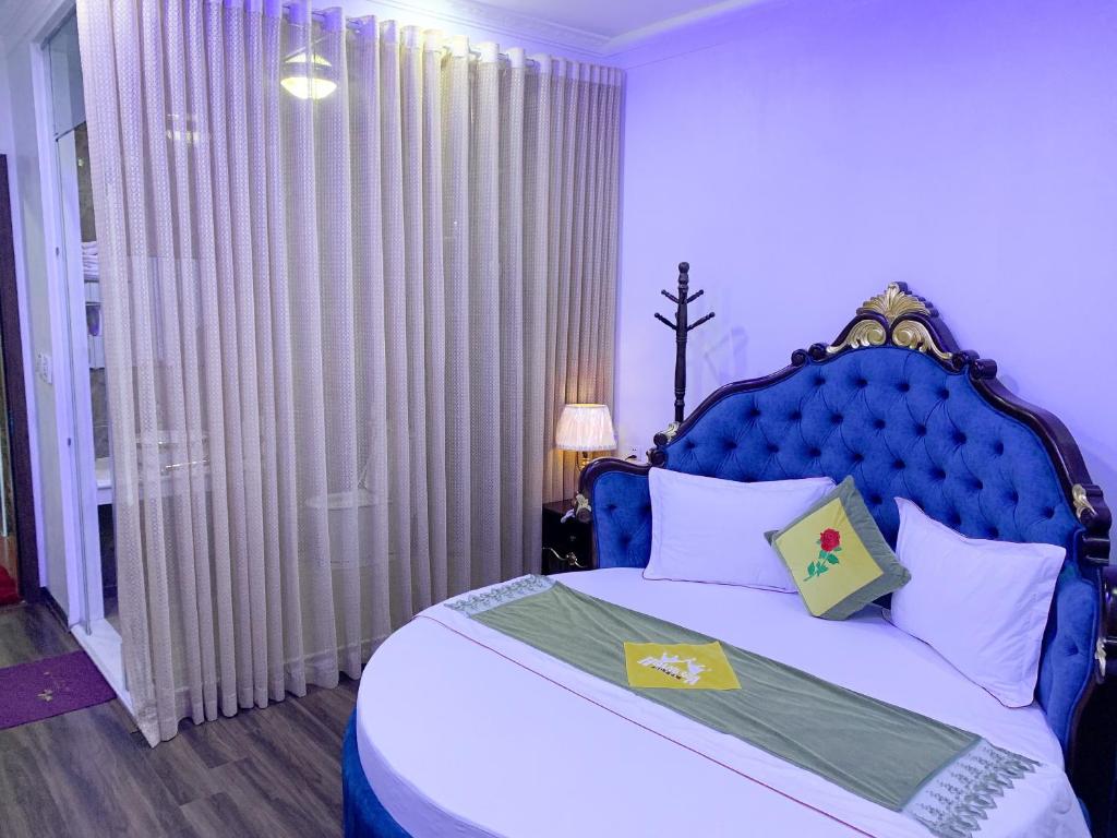 Postel nebo postele na pokoji v ubytování Hoàng Gia Đông Anh Hotel