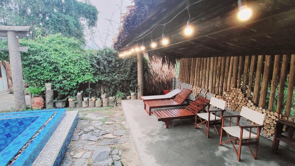 Bazén v ubytování Ha Giang Loop Hostel & Tours nebo v jeho okolí