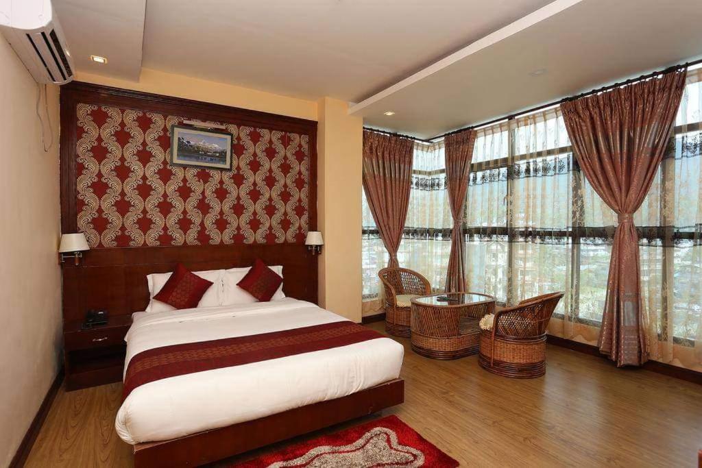 Rúm í herbergi á Hotel Pokhara Goodwill