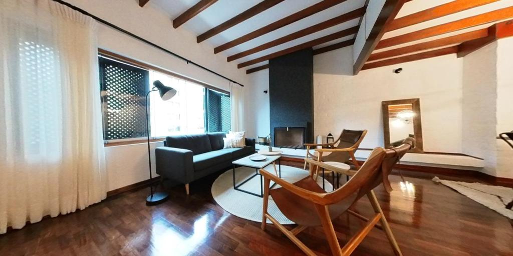 salon z kanapą, stołem i krzesłami w obiekcie Vistamar Duplex w mieście Lima