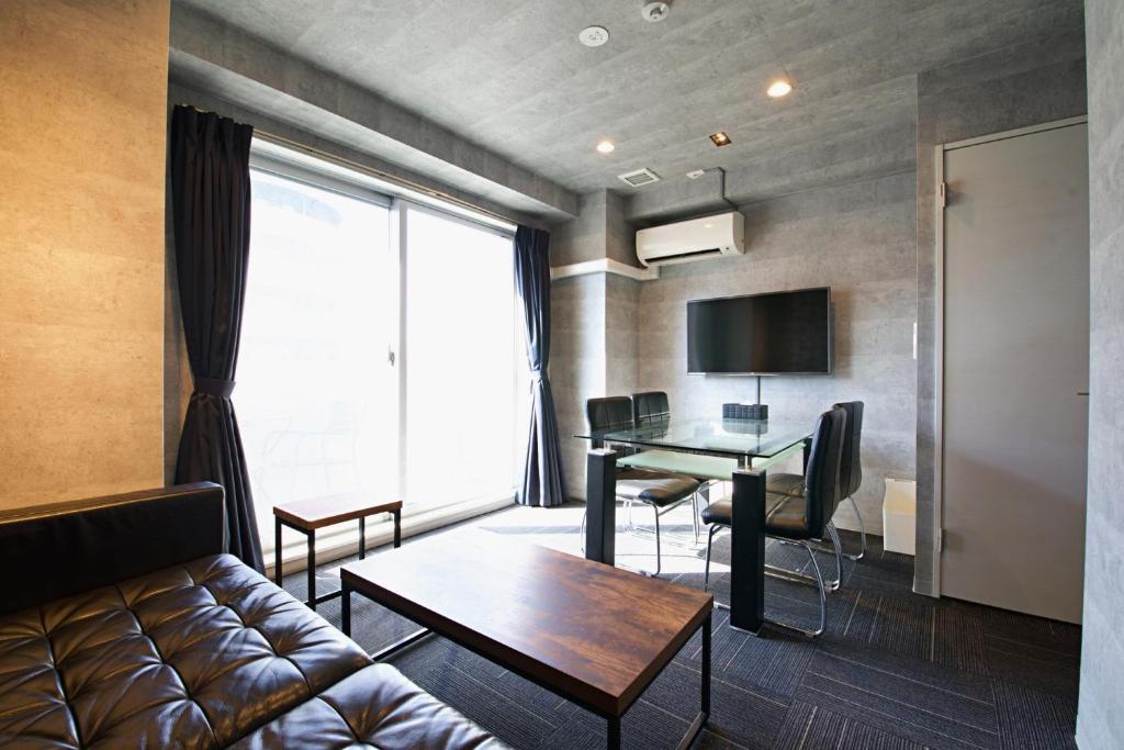 東京的住宿－Regalo shibaura 801，客厅配有沙发和桌子