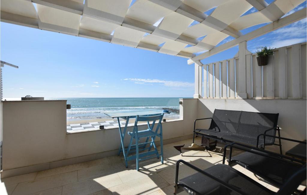 d'un balcon avec une table et une vue sur l'océan. dans l'établissement Awesome Apartment In Scicli With Kitchen, à Scicli