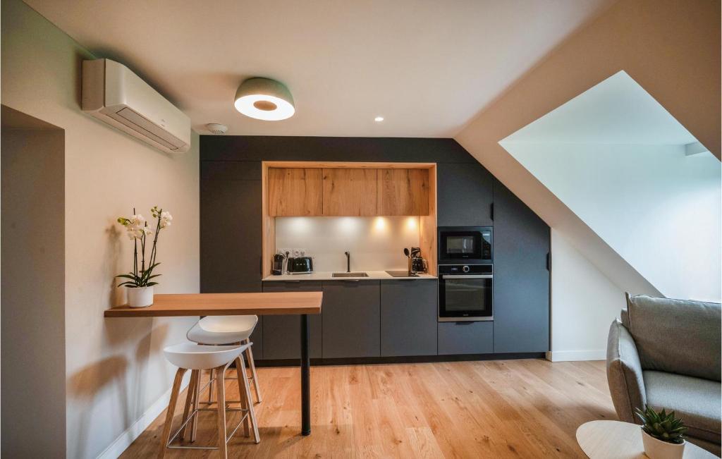 Kj&oslash;kken eller kj&oslash;kkenkrok p&aring; Stunning Apartment In Concarneau With House Sea View