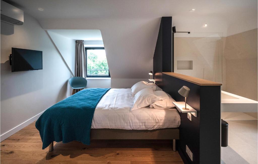 En eller flere senger p&aring; et rom p&aring; Stunning Apartment In Concarneau With House Sea View