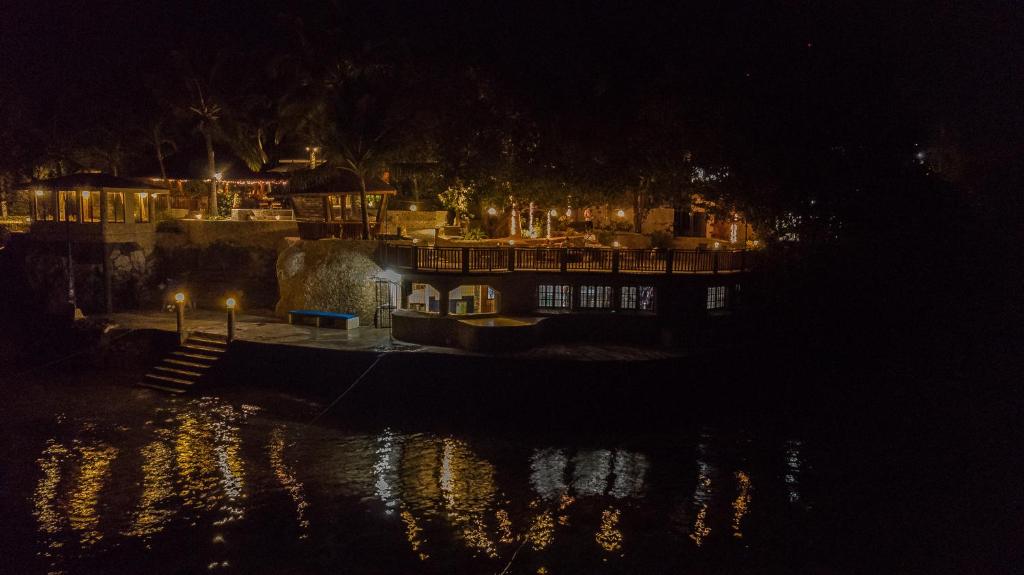 Výhled na řeku, která protéká v blízkosti rezortu