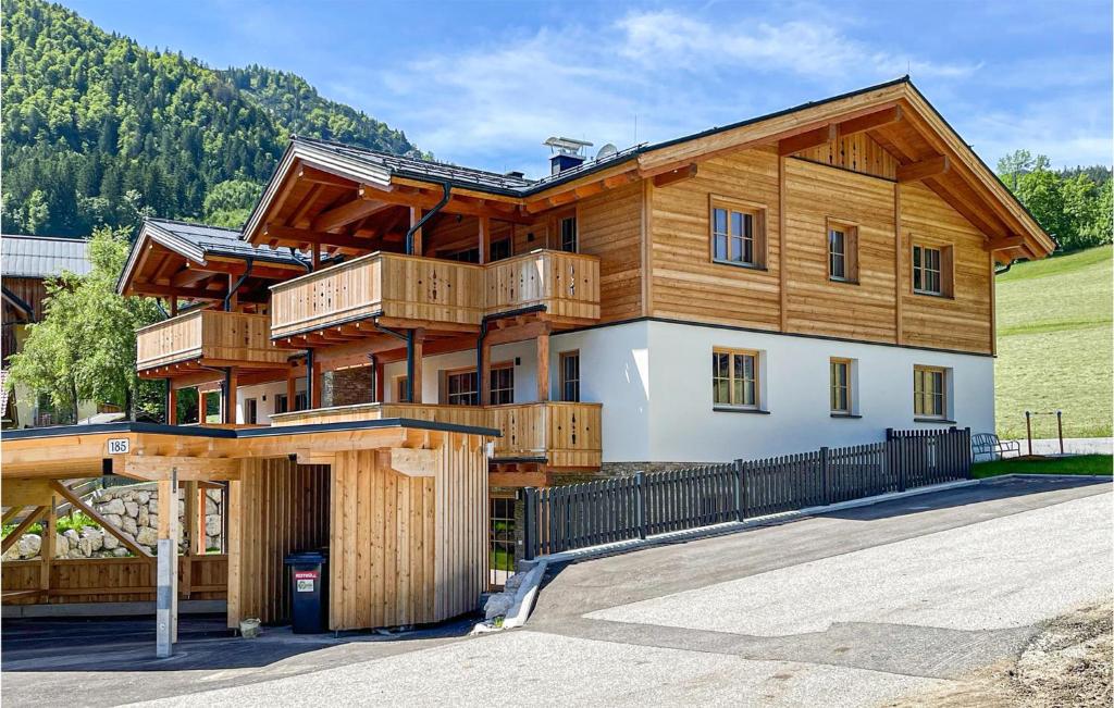 une maison avec des balcons en bois sur le côté dans l'établissement Beautiful Apartment In Russbach With 1 Bedrooms And Wifi, à Russbach