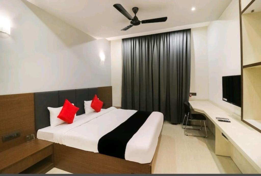 Postel nebo postele na pokoji v ubytování Hotel Nikhil Regency